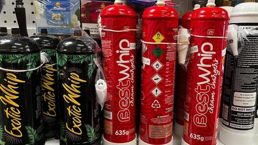 Limenke azot-suboksida sa aromama u prodavnici duvanskih proizvoda blizu 