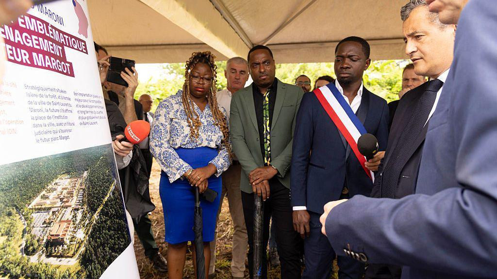 Francuski ministar pravde Žerald Darmanen gleda u tablu tokom prezentacije projekta budućeg zatvora u Sen Loran di Maroniju, Francuska Gvajana, 18. maja 2025. godine.