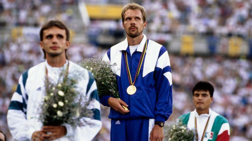 Andrej Perlov na olimpijskom postolju 1992. godine u Barseloni