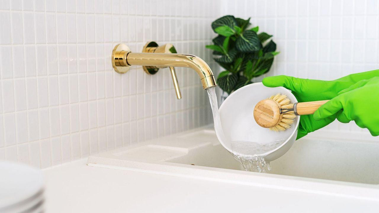 Sudove je bolje prati četkom jer se brže suši i zadržava manje 