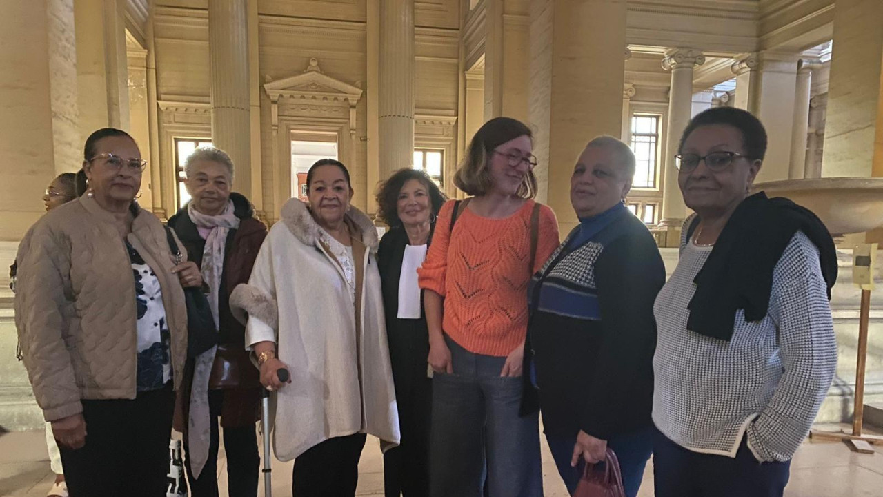 Noele Verbeken, Marie-Hoze Loši, Monik Bitu Bingi, Lea Tavares Mudžinga, Simone Ngalula sa njihovim advokaticama tokom suđenja protiv belgijske vlade