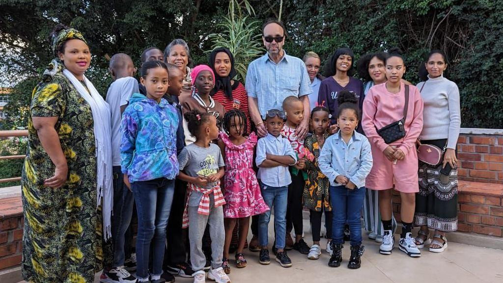 Deca sa Antoanetom Uvonkunda i njenim suprugom 