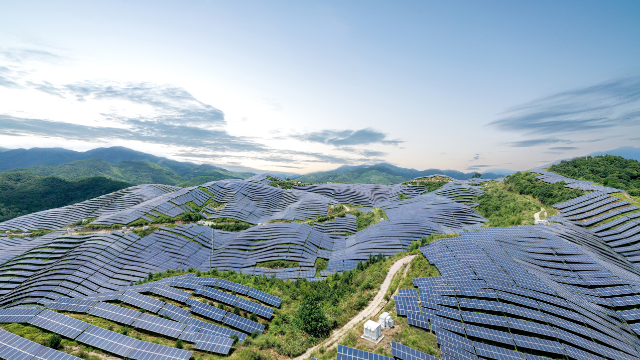 brda prekrivena hiljadama tamnih solarnih panela 