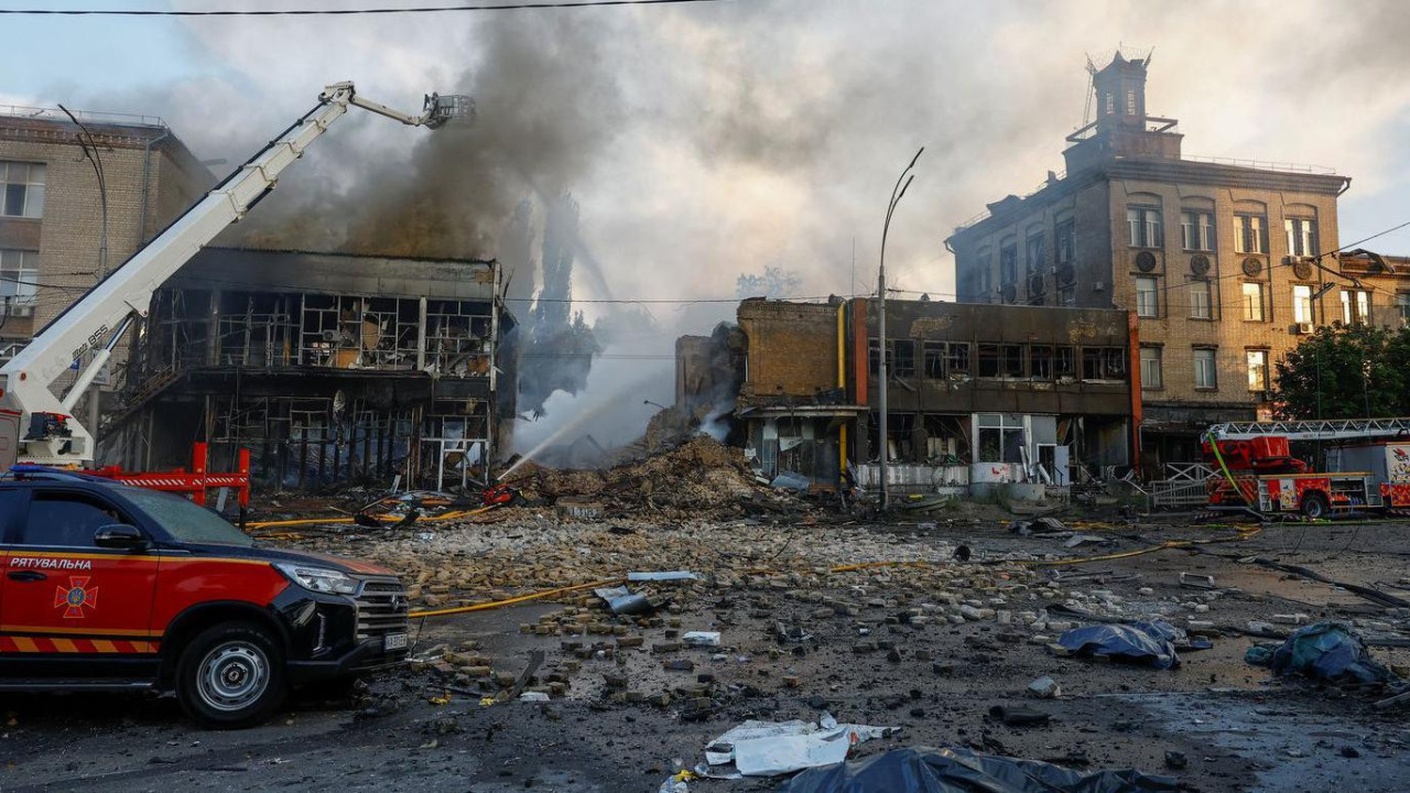 Porušene zgrade i vatrogasne ekipe koje gase požar