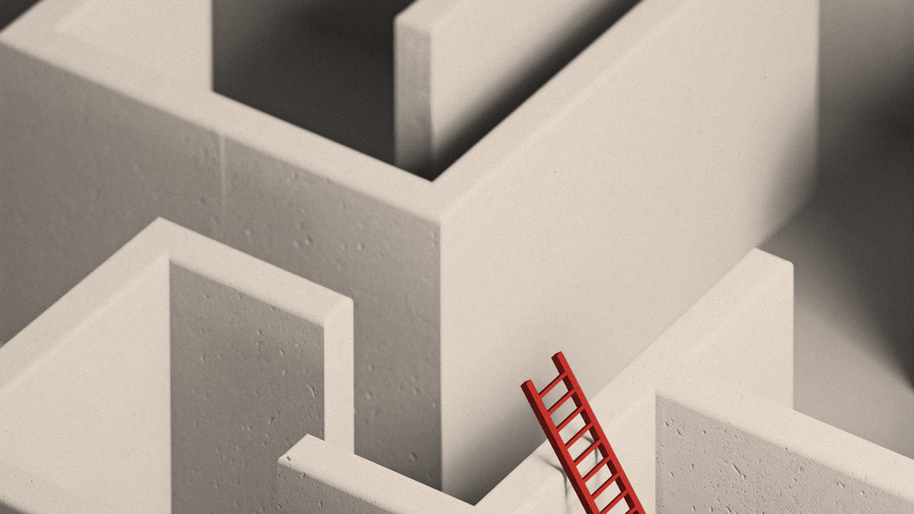 Siva konstrukcija lavirinta sa crvenim merdevinama