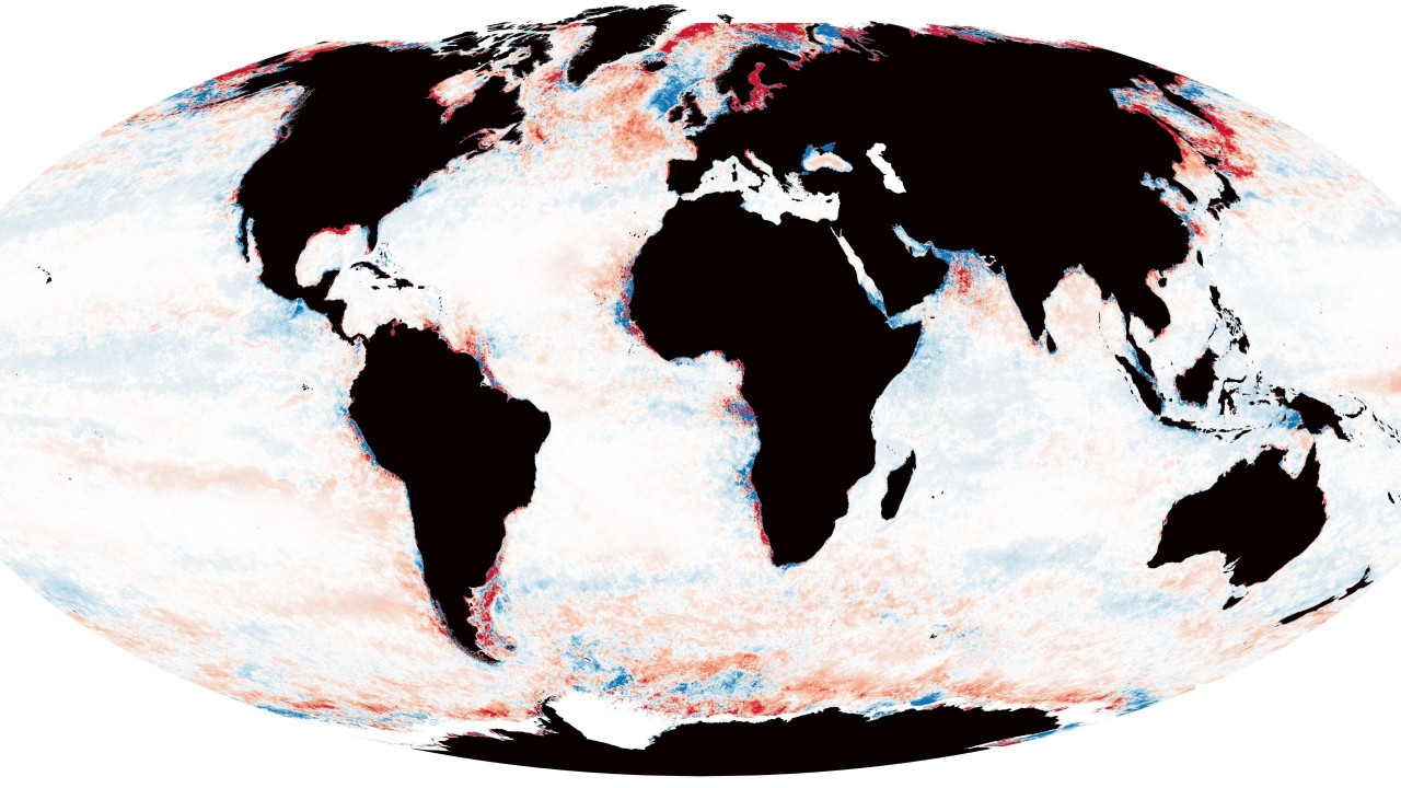 Svetska mapa koja prikazuje promene u globalnim zonama između 2003. i 2022. godine, sa crvenim oblastima koje označavaju zatamnjenje okeana i plavo posvetljivanje.