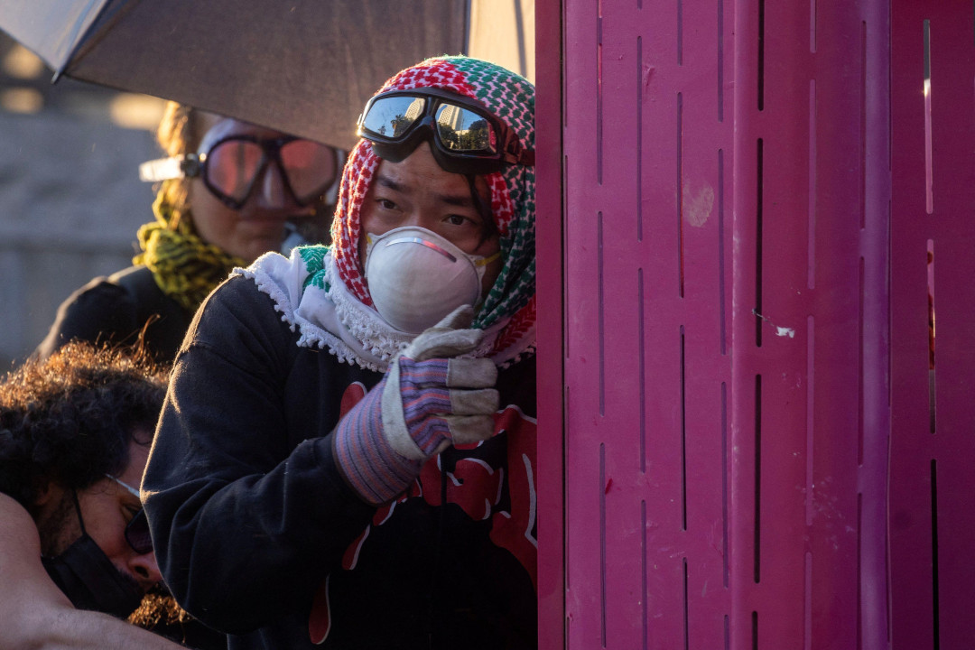 Muškarac sa zaštitnom maskom umotan u maramu na ulici