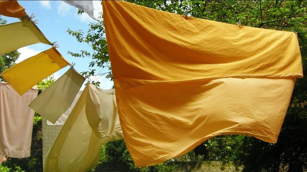 Žuta i narandžasta posteljina na štriku 