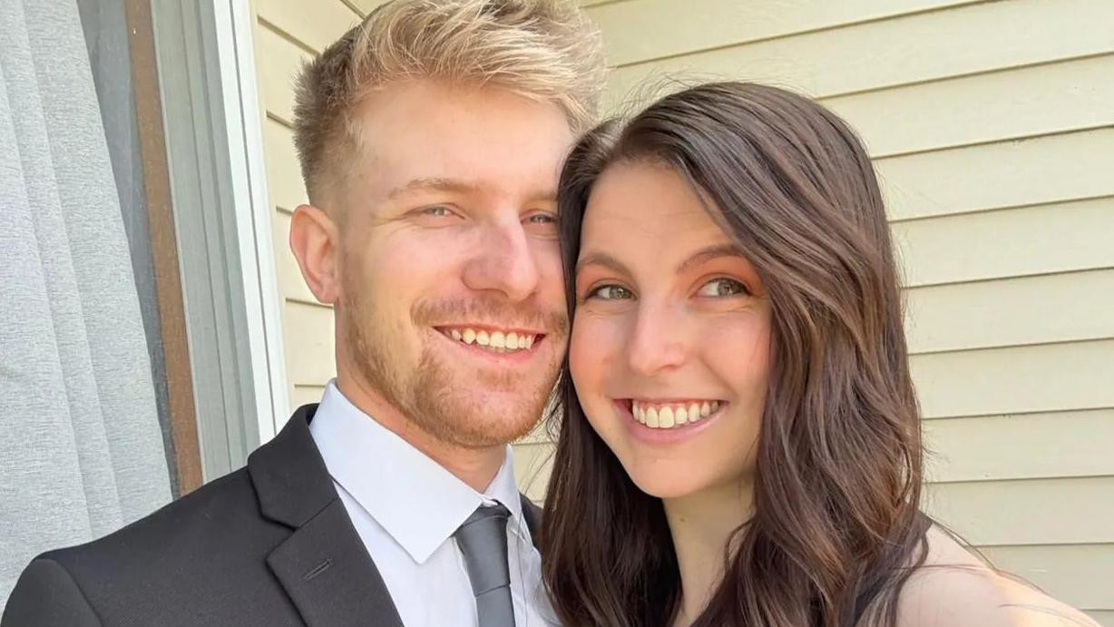 Ešli pozira sa Džoom koji nosi odelo, belu košulju i kravatu