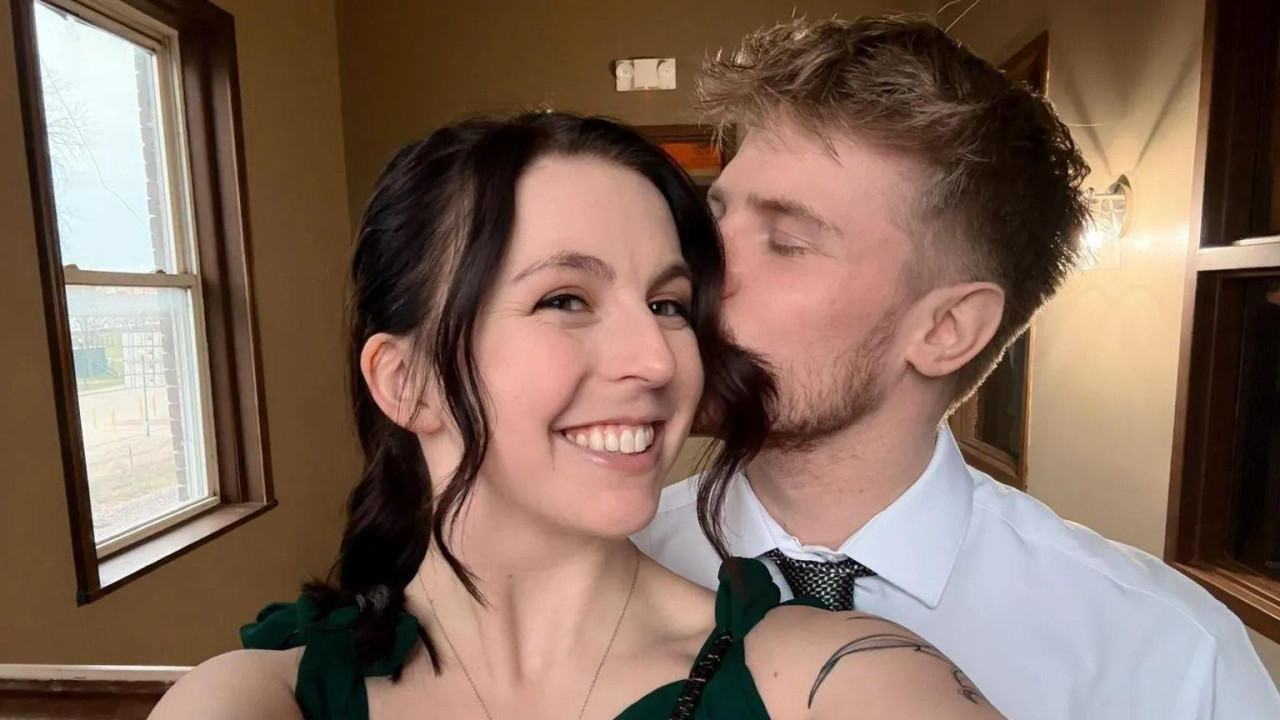 Džo ljubi Ešli u obraz