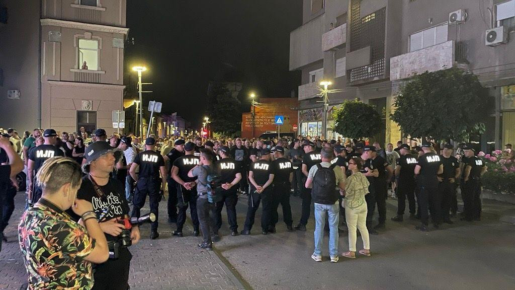 Interventna policija stoji ispred okupljenih kod SNS centrale u Zaječaru