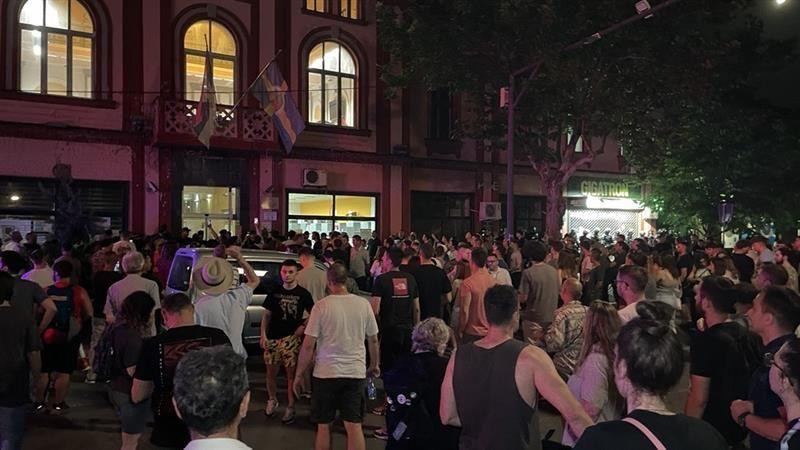 Građani, studenti i opozicioni političari ispred gradske skupštine u Zaječaru