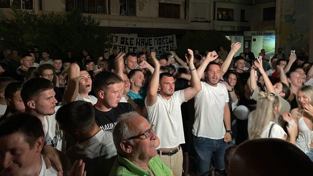 Slavlje opozicije u Kosjeriću posle zatvaranja birališta