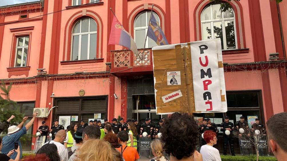 Studenti su preko noći blokirali zgradu lokalne opštine