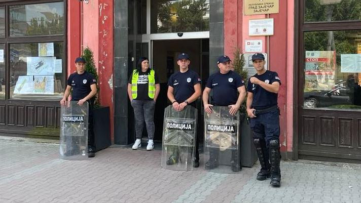 Za razliku od utorka uveče, u sredu ujutru je svega nekoliko policajaca ostalo pred ulaznim vratima gradske skupštine u Zaječaru