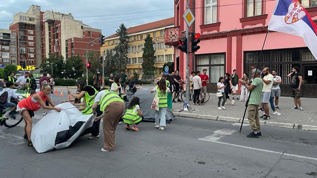 Studenti i građani su razapeli šatore po proglašenju blokade