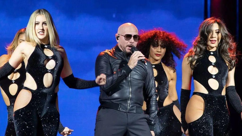 Pitbul sa plesačicima na sceni