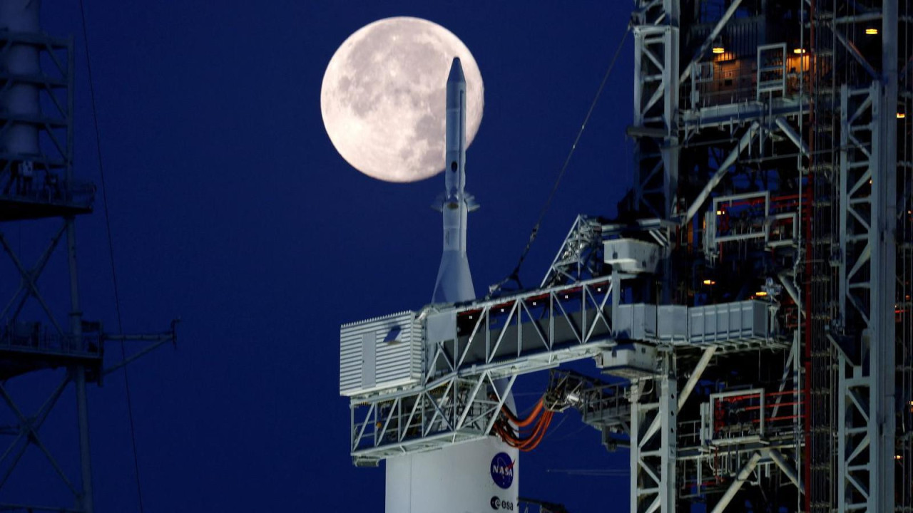 Jagodni mesec obasjava sistem za lansiranje i raketu Artemis 1 u Svemirskom centru Kenedi u Kejp Kanaveralu, Florida