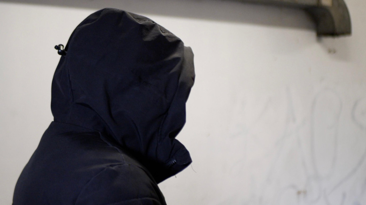 fotografija nepoznate osobe koja ima crnu jaknu i kapuljaču na glavi