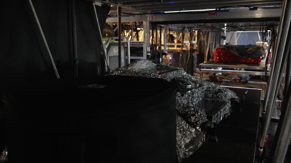 Šakirine cipele su već na mestu na ovom kristalima optočenom stepeništu, čekajući za njeno presvlačenje kostima