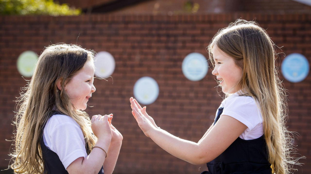 Dve devojčice se igraju