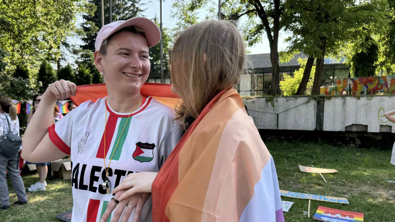 Dve devojke ogrnute zastavom