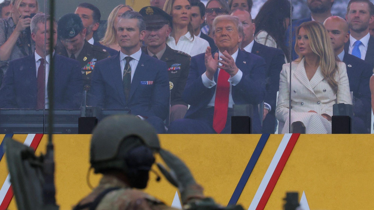 Vojnik salutira predsedniku Trampu na vojnoj paradi