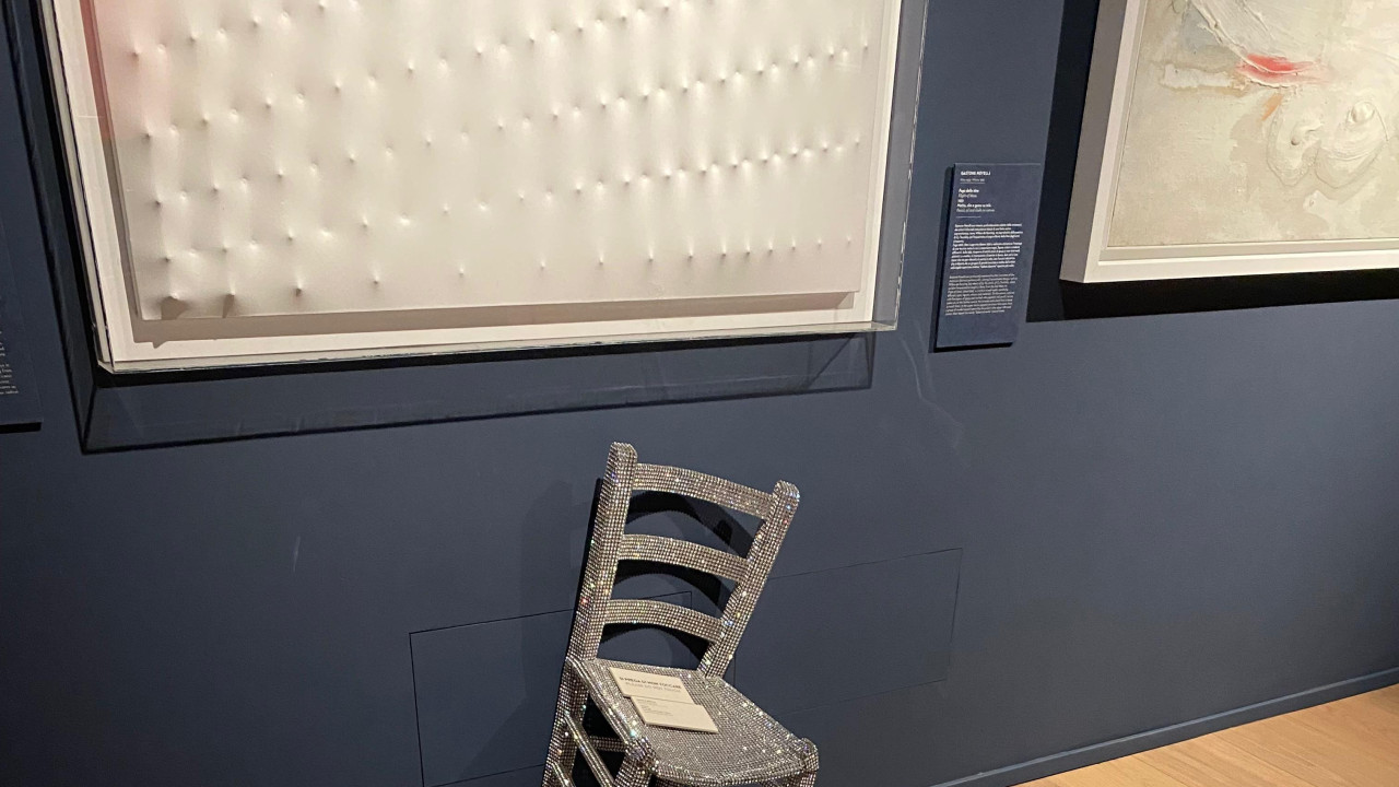 Slika stolice sa dve slomljene nogare i sedištem