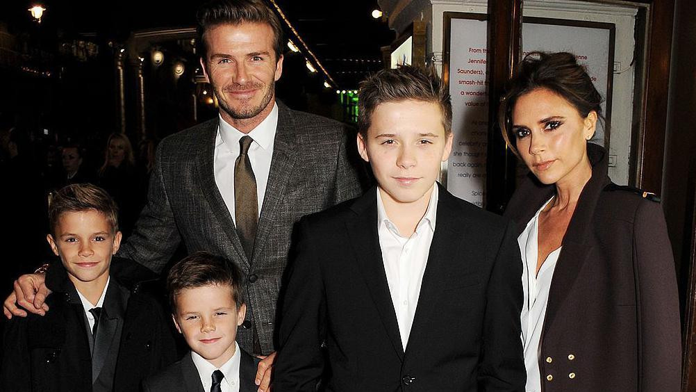 Bruklin Bekam (ispred, u sredini) sa roditeljima i braćom 2012. godine na nastupu majčinog benda Spajs Grls