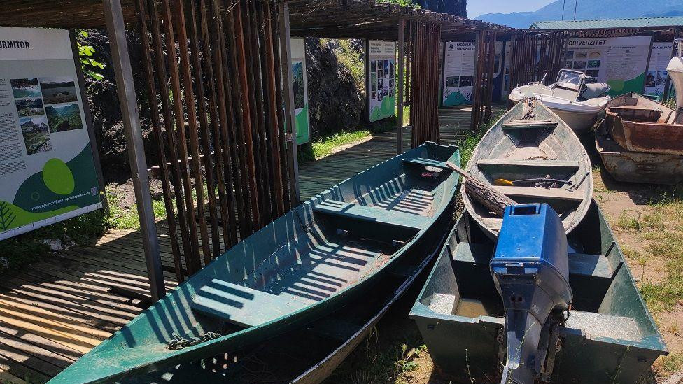 Zaplenjeni čamci i oprema