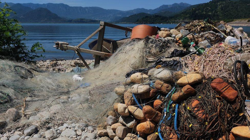 Zaplenjene mreže na Skadarskom jezeru
