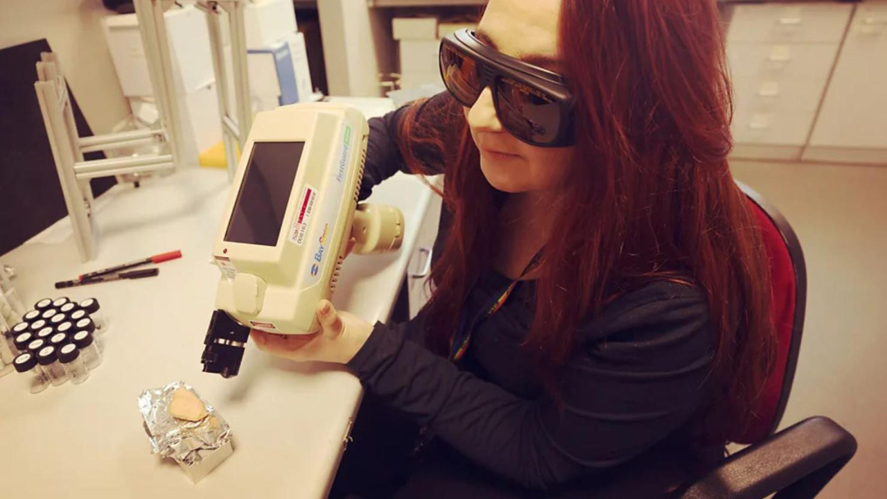 Naučnica vrši analize u laboratoriji