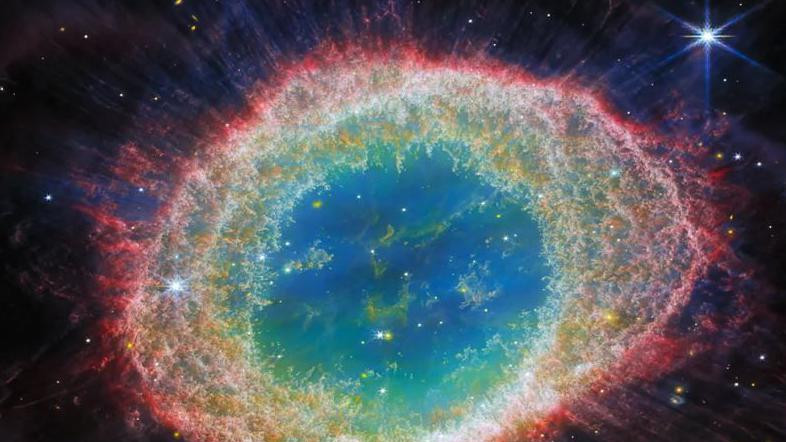 Maglina Prsten, umiruća zvezda, odbacuje spoljne slojeve dok ostaje bez goriva