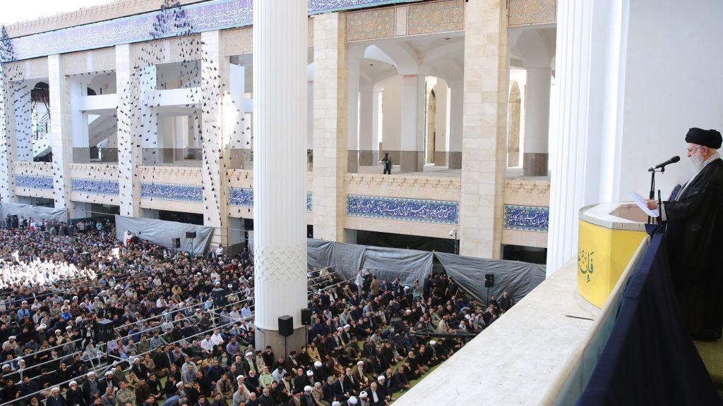 Vrhovni vođa Irana ajatolah Ali Hamne u džamiji u Teheranu