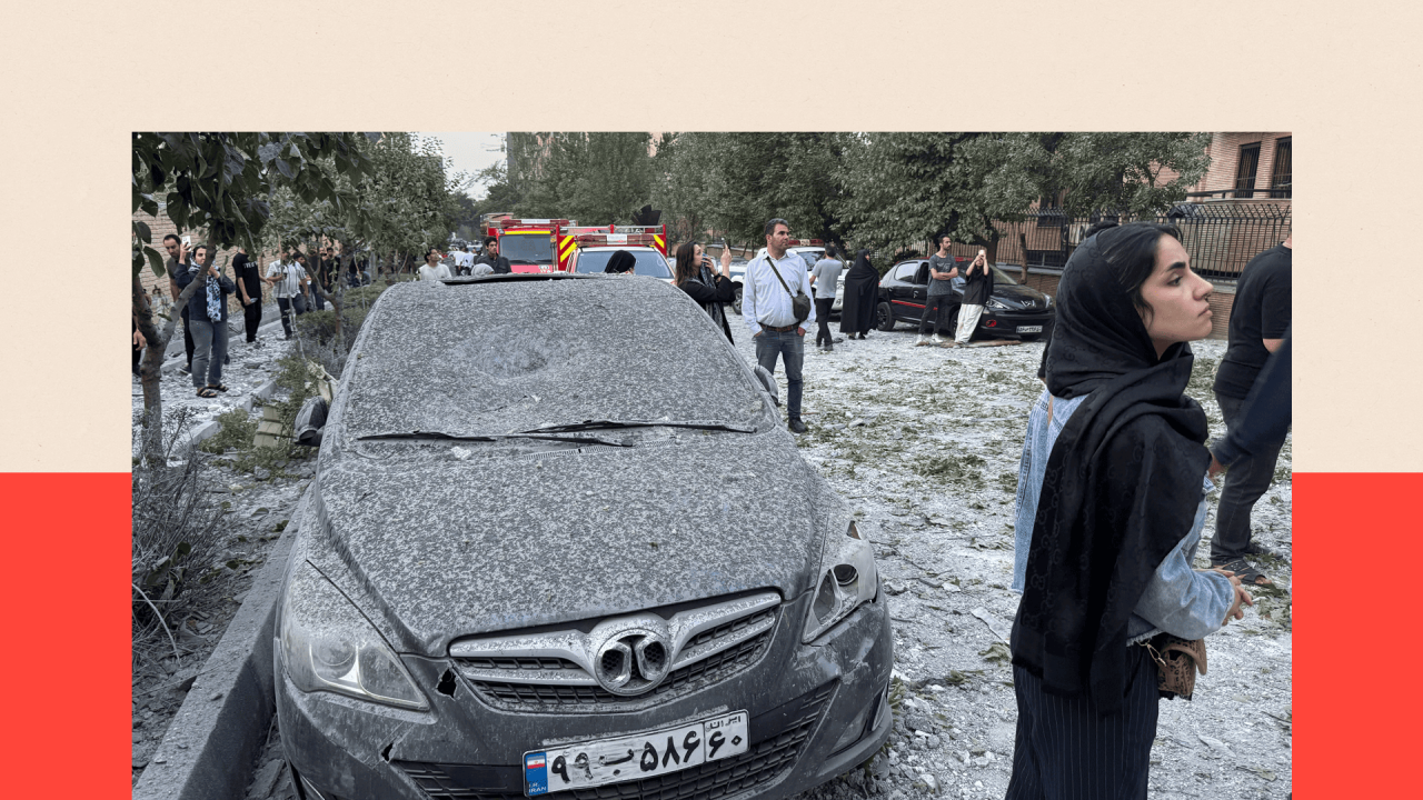 ljudi gledaju mesto koje je Izrael pogodio iz vazduha u Teheranu 13. juna 2025. 