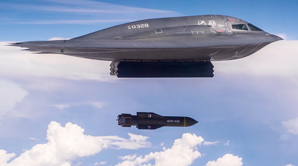 Samo je američki B-2 Spirit konfigurisan i programiran da izbaci bombu GBU-57A/B Masivni artiljerijski penetrator (MOP)