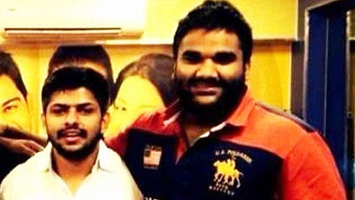 Goldi i Lorens gledaju u akemru i smeju se, stara arhivska fotografija