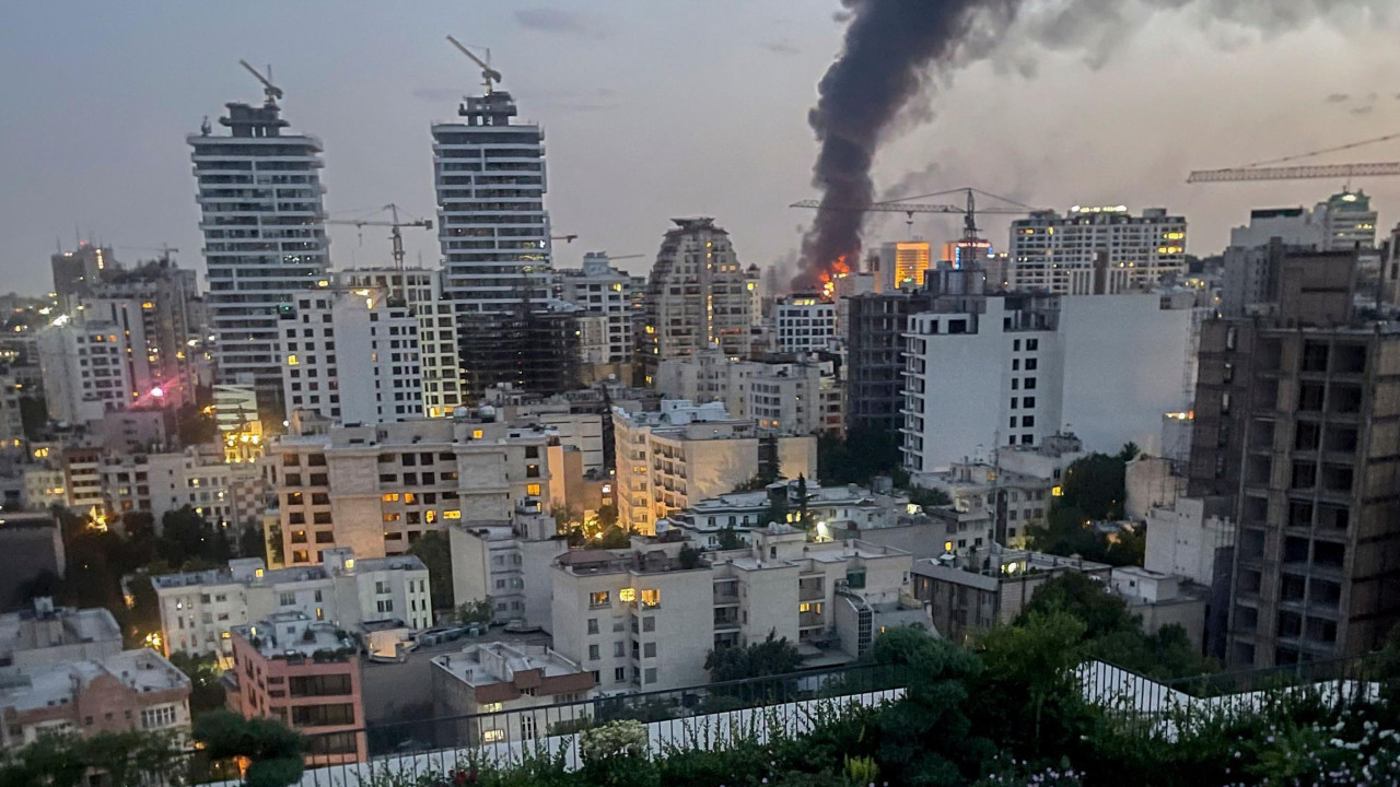Dim iz ruševina zgrade državnog servisa Irana u Teheranu nakon izraelskog vazdušnog napada 16. juna