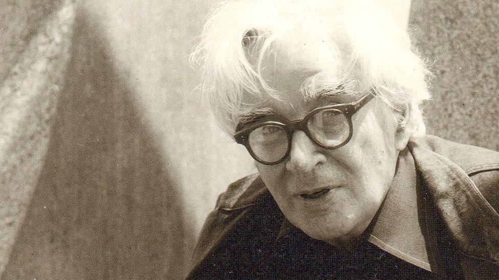 Bogdan Bogdanovic sa naočarima gleda u kameru