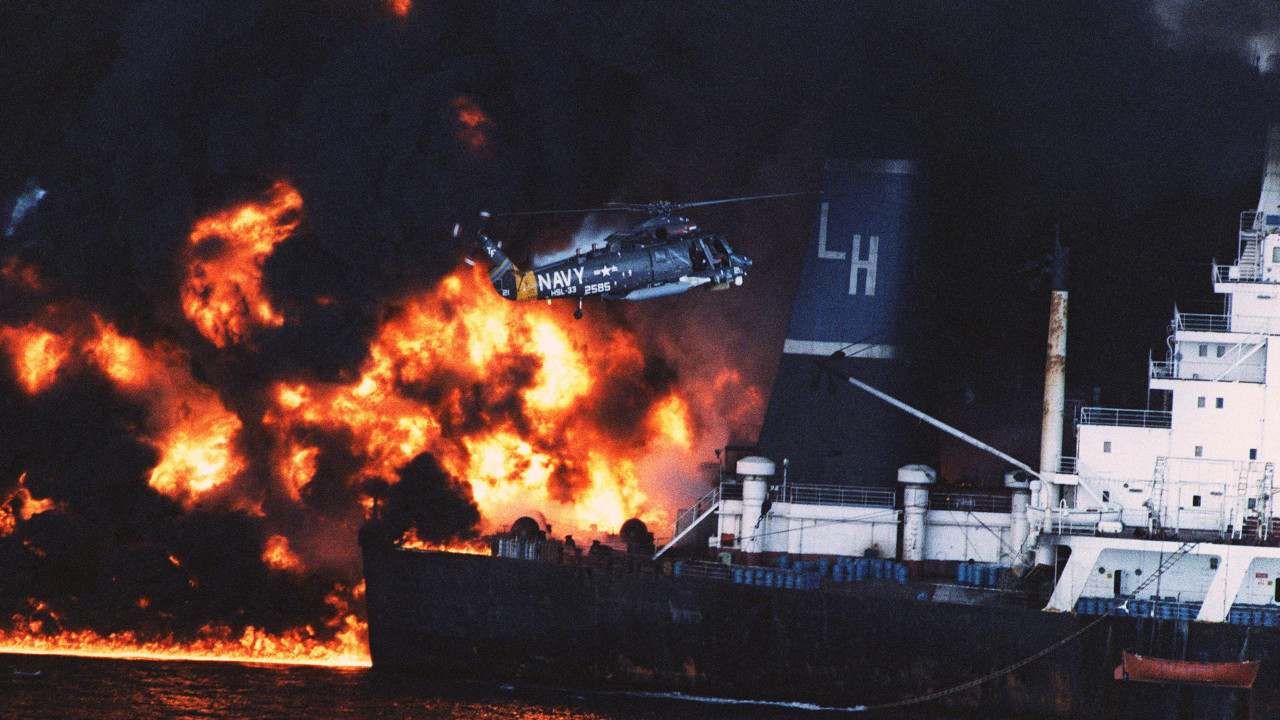 Helikopter iznad tankera 