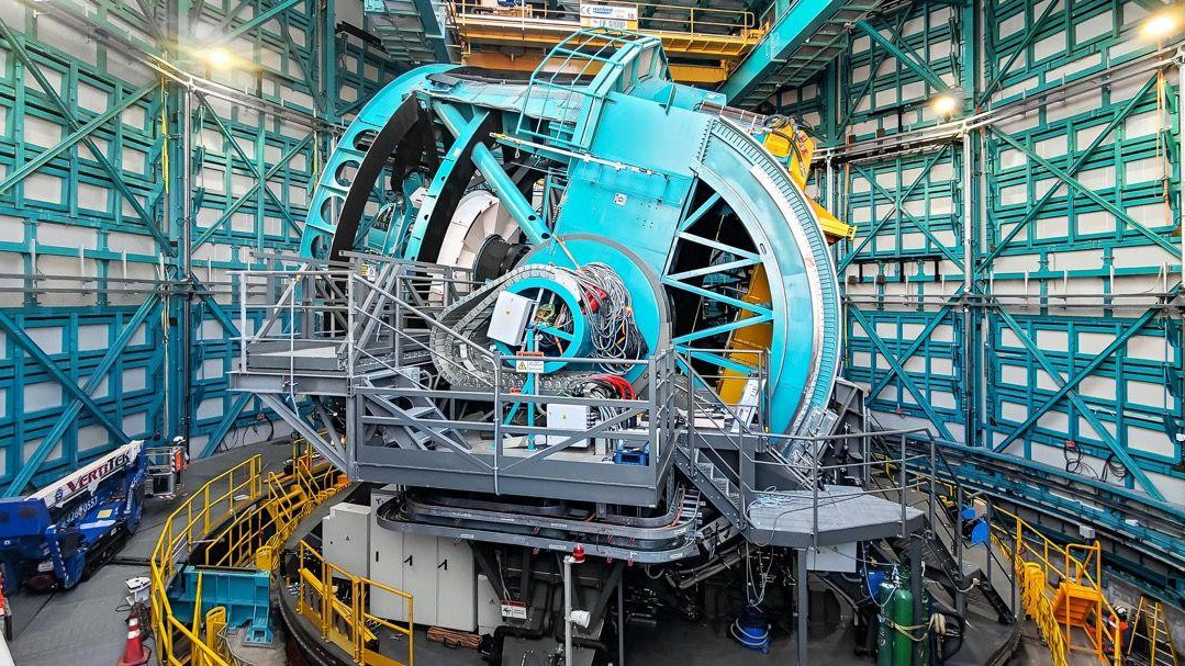 Konstrukcija nosača teleskopa podržava kameru i ogromna ogledala 