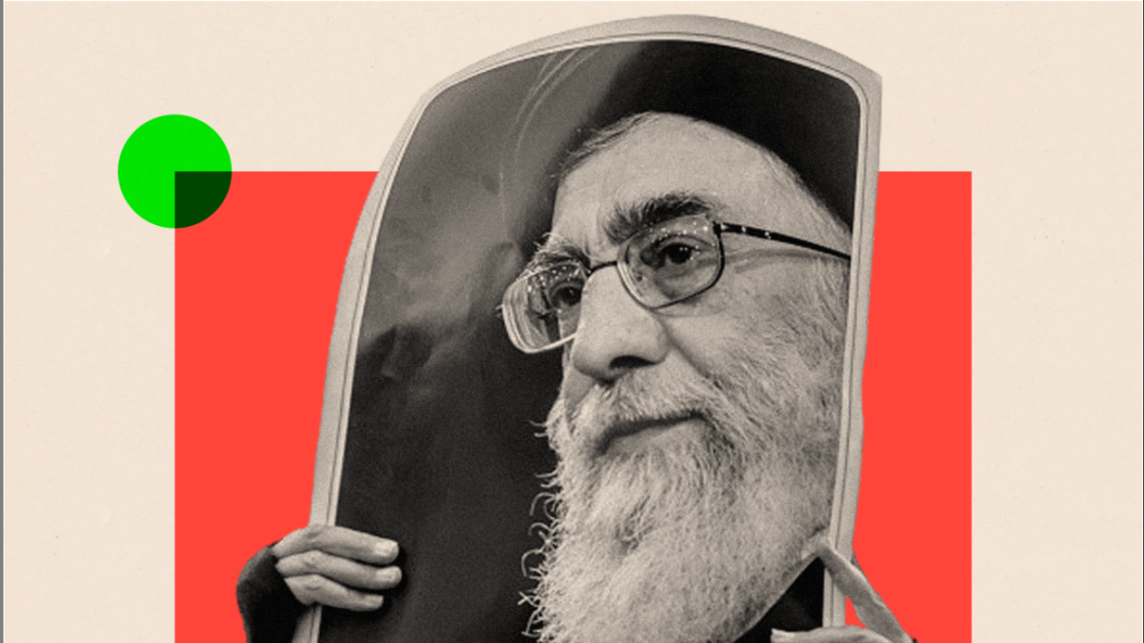 Demonstrantkinja drži portret iranskog vrhovnog vođe. 