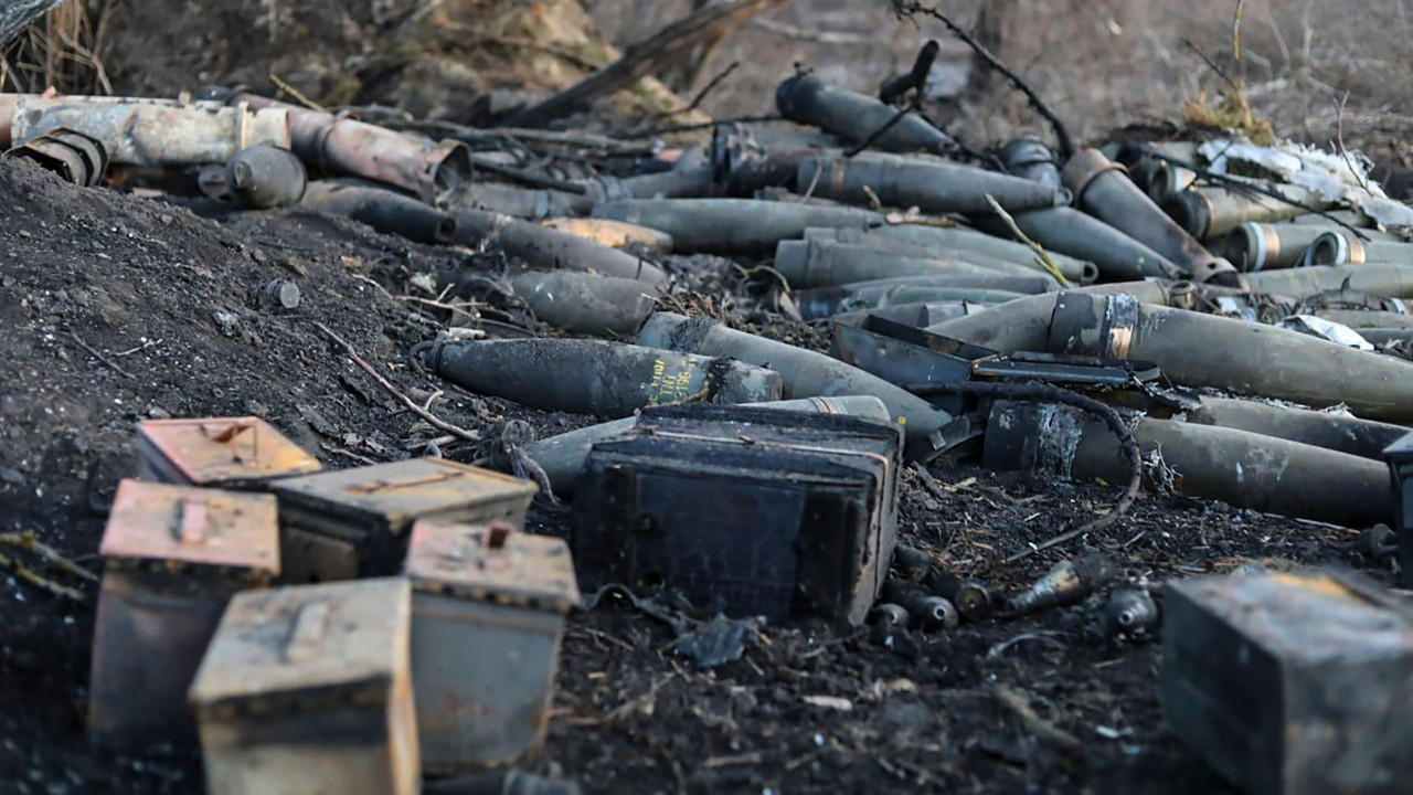Pres-služba ruskog Ministarstva odbrane objavila je ovu fotografiju koja prikazuje napuštenu ukrajinsku municiju na položaju u Kurskoj oblasti u Rusiji, 14. marta 2025. godine.