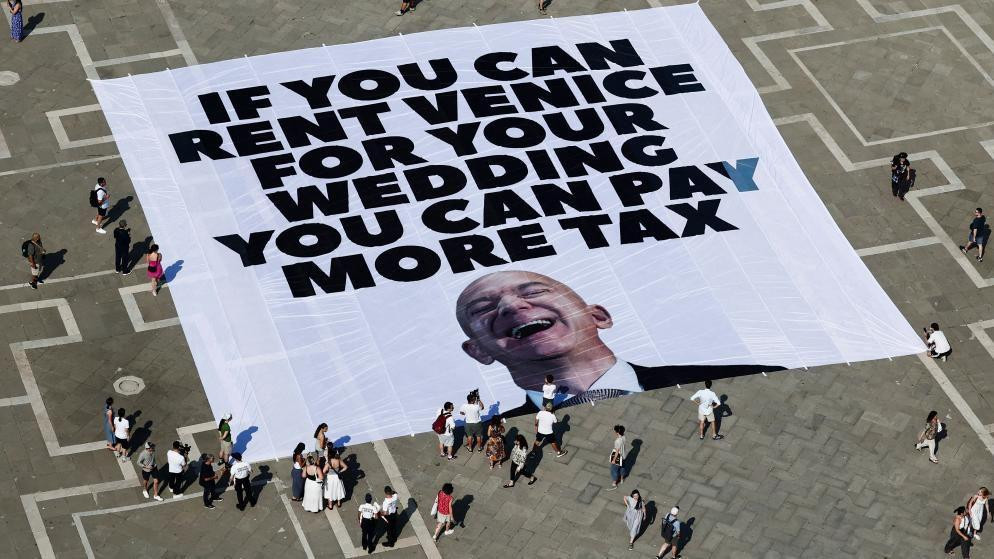 veliki poster Džefa Bezosa na zemlji