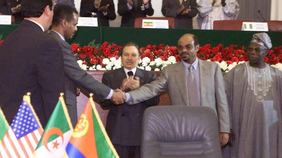 Lideri Etiopije i Eritreje se rukuju 2000. 
