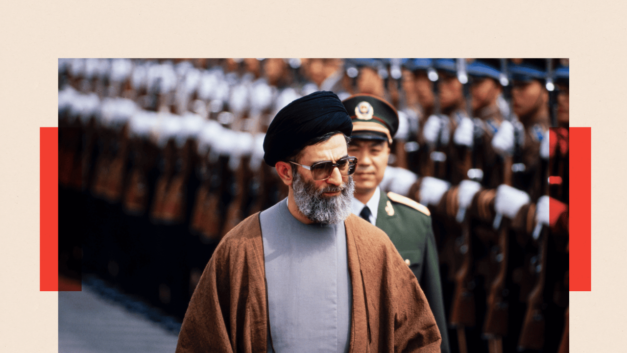 Ajatolah Hamnei, na fotografiji u Kini 1989. godine, kada je postao vođa, optužen je da je Iran doveo u sukob sa Izraelom