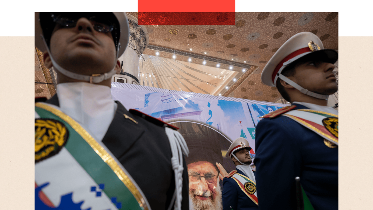 Pripadnici počasne garde iranske vojske stoje na straži ispred portreta iranskog vrhovnog vođe ajatolaha Alija Hamneija tokom ceremonije u južnom Teheranu, 1. februara 2024. godine.