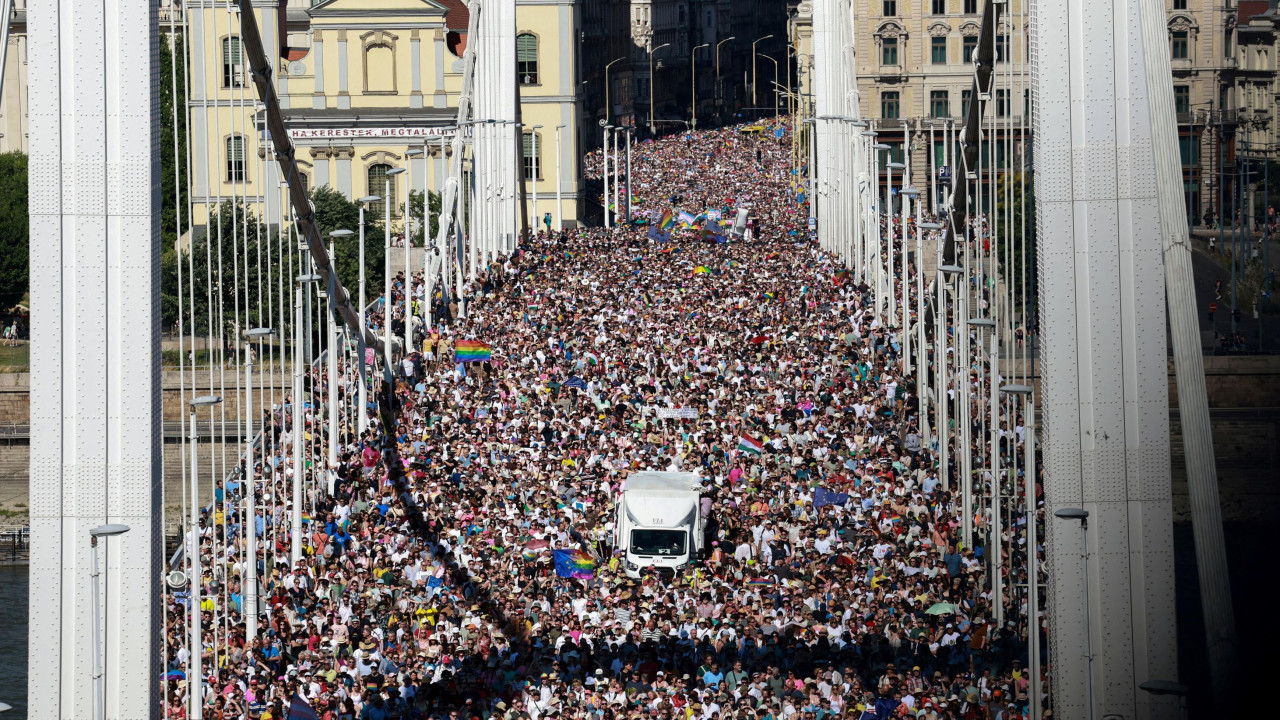 Kolone ljudi prelaze Eržebet most u Budimpešti tokom Parade ponosa