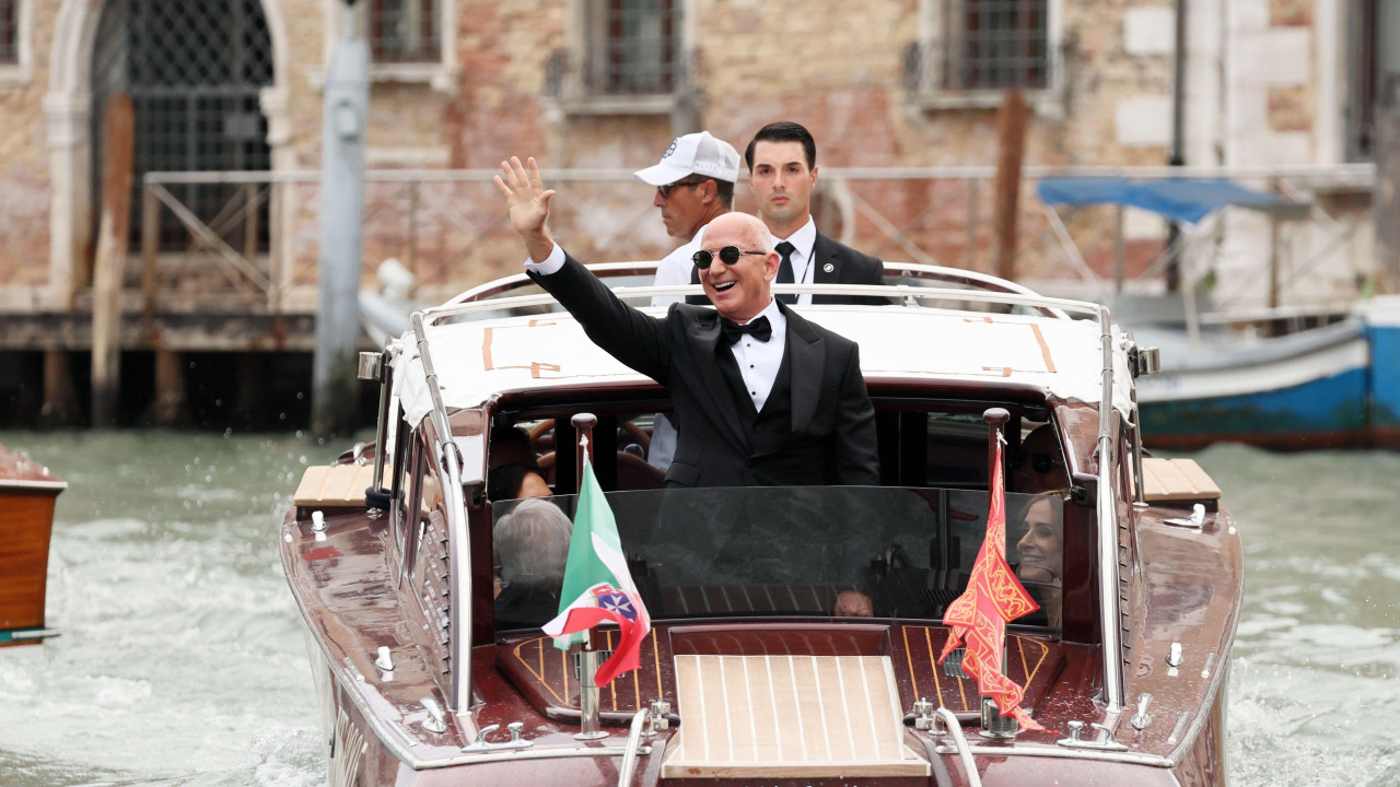 Džef Bezos maše sa čamca 