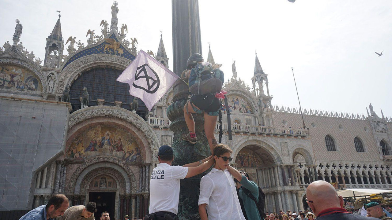 Demonstranti pokušavaju da spreče venčanje